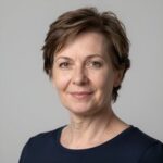 Портрет уверенного российского бизнесмена с дружелюбным взглядом на размытом нейтральном фоне в студии